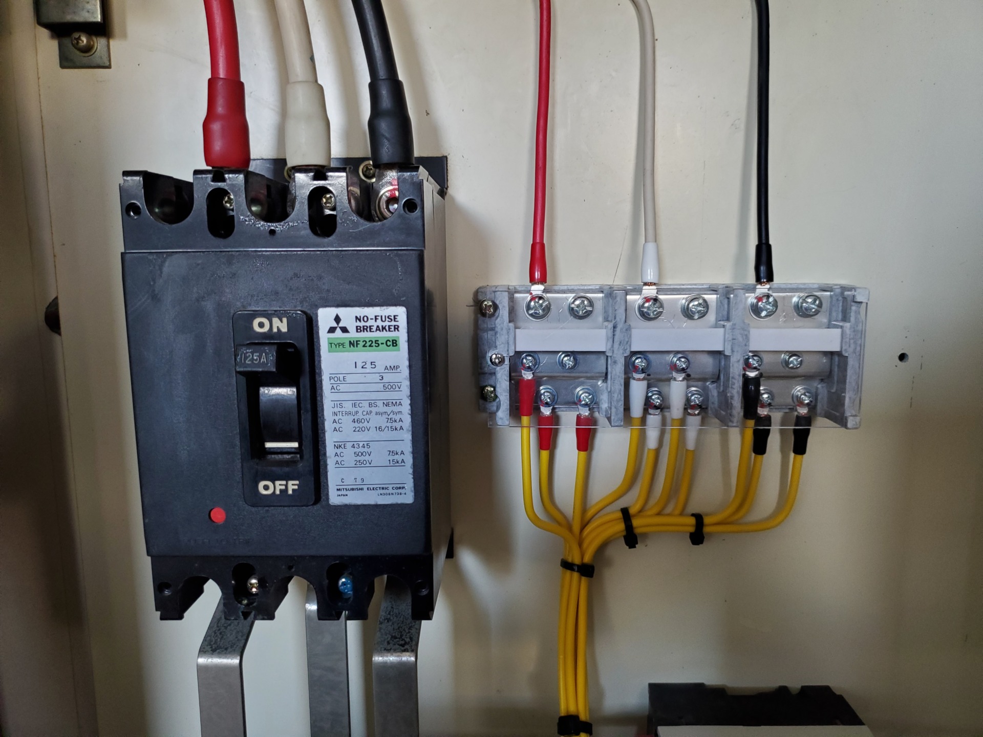 分電盤内にある端子台を取替ました - 安⼼な電源設備をあなたのもとへ - 東亜電機⼯業グループ